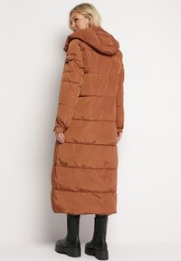 Born2be - Brązowa Długa Kurtka Płaszcz Pikowana z Kapturem Bellique. Typ kołnierza: kaptur. Kolor: brązowy. Długość: długie. Wzór: aplikacja #4