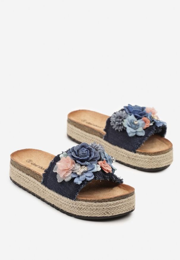 Born2be - Granatowe Klapki na Grubej Podeszwie z Plecionką i Kwiatami 3D Mailorina. Okazja: na co dzień. Kolor: niebieski. Wzór: kwiaty. Sezon: lato. Styl: elegancki, casual