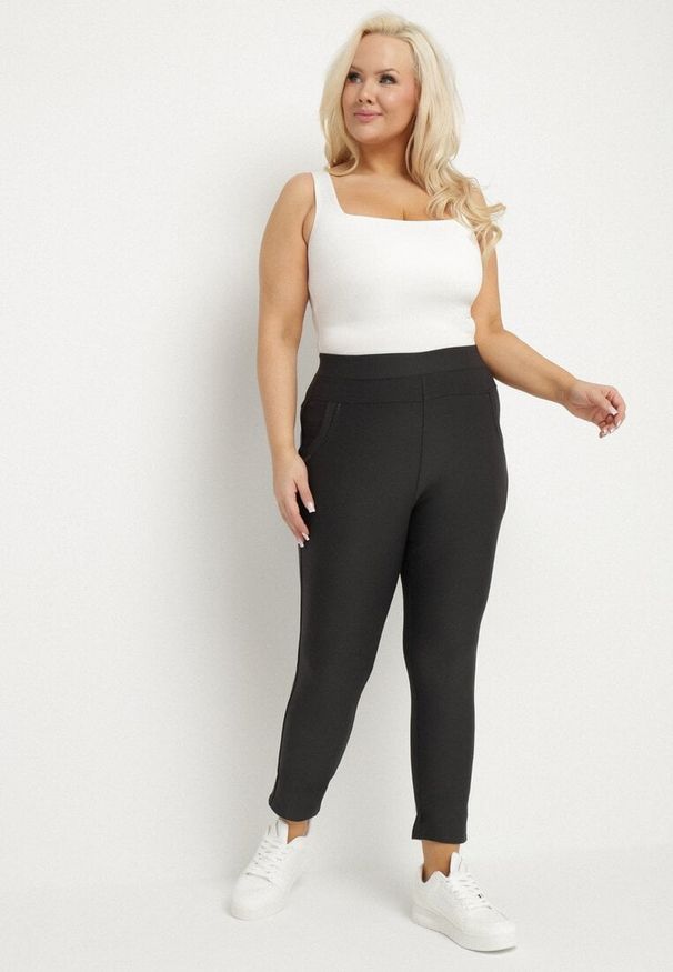 Born2be - Ciemnoszare Spodnie o Dopasowanym Kroju z Gumką w Talii Stellivae. Okazja: na spotkanie biznesowe, na co dzień. Kolekcja: plus size. Kolor: szary. Styl: biznesowy, casual