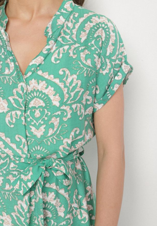 Born2be - Zielona Pudełkowa Sukienka z Wiązaniem w Talii w Abstrakcyjny Wzór Namsioli. Okazja: do pracy. Kolor: zielony. Materiał: jeans