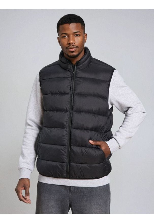 Sinsay - Kamizelka puffer - czarny. Kolor: czarny