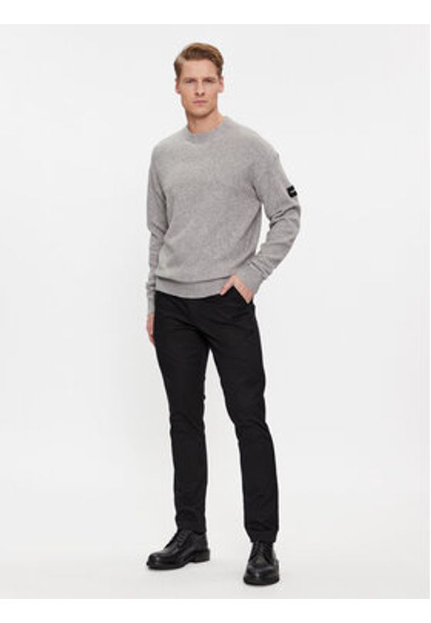 Calvin Klein Sweter K10K110401 Szary Regular Fit. Kolor: szary. Materiał: syntetyk