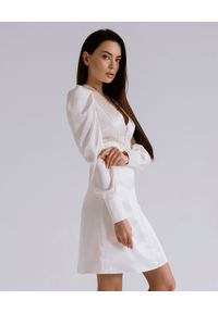 DOLLINA - Mini sukienka z bufiastymi rękawami Corrida. Kolor: biały. Materiał: wiskoza. Długość: mini #6