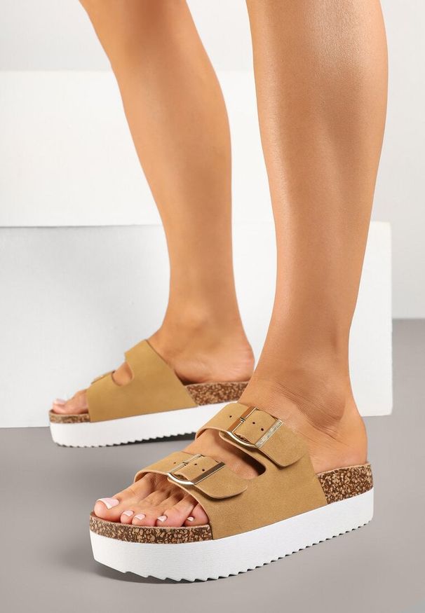 Renee - Jasnobrązowe Klapki z Klamrami i Dwoma Paskami Landisa. Okazja: na co dzień. Kolor: brązowy. Materiał: jeans. Wzór: paski. Styl: elegancki, casual