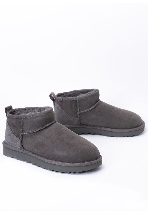 Ugg - UGG W Classic Ultra Mini Buty zimowe damskie szare. Okazja: na co dzień, na plażę. Wysokość cholewki: przed kostkę. Kolor: szary. Materiał: włókno, wełna, zamsz, materiał. Szerokość cholewki: normalna. Sezon: zima. Styl: młodzieżowy, casual, elegancki