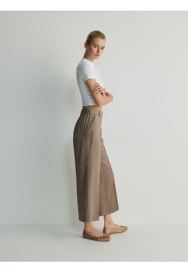 Reserved - Spodnie culotte z kantem - brązowy. Kolor: brązowy. Materiał: wiskoza