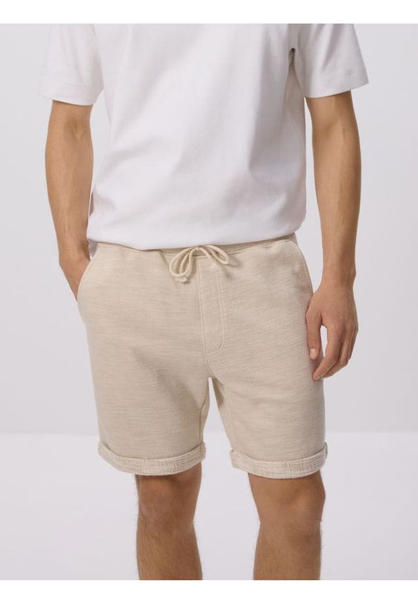 Reserved - Strukturalne szorty regular - beżowy. Kolor: beżowy. Materiał: bawełna, dzianina