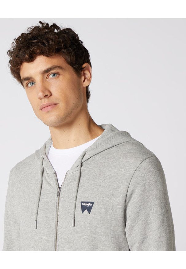 Wrangler - WRANGLER SIGN OFF ZUPTHRU MĘSKA BLUZA MID GREY MELANGE W6B4HAX37 112130688. Okazja: na spacer, na uczelnię, na co dzień. Typ kołnierza: kaptur, polo. Materiał: wiskoza, tkanina, materiał, bawełna, jeans. Długość rękawa: długi rękaw. Długość: długie. Wzór: melanż. Styl: klasyczny, casual