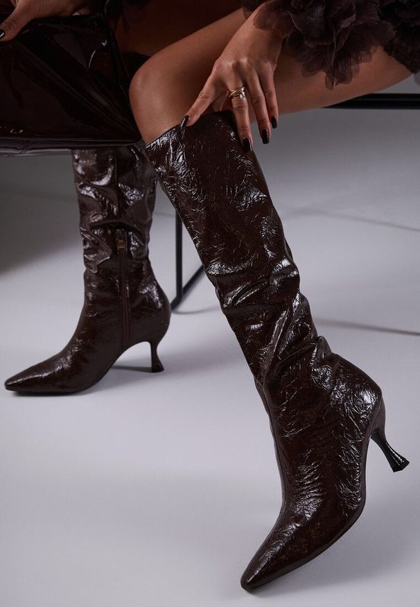 Renee - Brązowe Kozaki Vices na Szpilce w Stylu Slouchy z Efektem Cracked Todvire. Okazja: na co dzień. Kolor: brązowy. Materiał: jeans. Obcas: na szpilce. Styl: casual, elegancki