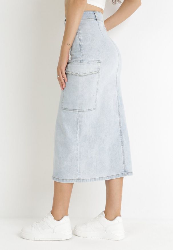 Born2be - Jasnoniebieska Spódnica Midi Jeansowa z Szerokimi Kieszeniami Carlana. Okazja: na co dzień. Kolor: niebieski. Materiał: jeans. Styl: klasyczny, elegancki, casual