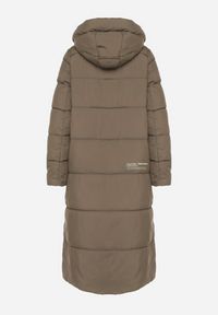 Born2be - Ciemnozielona Długa Kurtka Pikowana z Kapturem i Bocznymi Suwakami Aruvitta. Okazja: na co dzień. Typ kołnierza: kaptur. Kolor: zielony. Materiał: poliester, jeans, zamsz, dresówka. Długość: długie. Wzór: ze splotem. Styl: casual, elegancki, sportowy #7