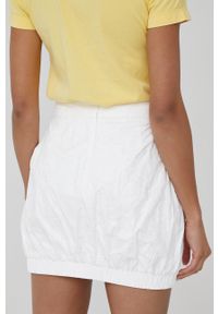 Armani Exchange spódnica 3LYN26.YNTYZ kolor biały mini prosta. Kolor: biały. Materiał: tkanina. Wzór: aplikacja #4