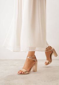 Born2be - Szampańskie Sandały na Obcasie VICES z Wkładką ze Skóry Naturalnej i Paskami Paphis. Okazja: do pracy, na co dzień. Zapięcie: pasek. Kolor: złoty. Materiał: skóra. Wzór: paski. Obcas: na obcasie. Styl: elegancki, casual. Wysokość obcasa: średni #1