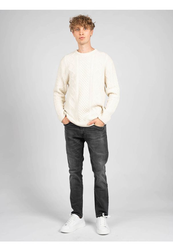 Guess Sweter "C-Neck" | 0BH530 5584ZT | Mężczyzna | Czarny. Okazja: na co dzień. Kolor: czarny. Materiał: wełna, poliamid, kaszmir. Wzór: aplikacja. Styl: casual