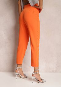 Renee - Pomarańczowe Spodnie Iolona. Stan: podwyższony. Kolor: pomarańczowy. Materiał: tkanina. Wzór: gładki, jednolity, aplikacja. Styl: klasyczny