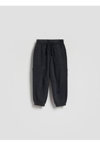 Reserved - Joggery z efektem sprania - czarny. Kolor: czarny. Materiał: dzianina, bawełna