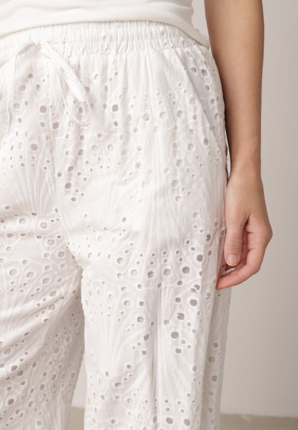 Born2be - Białe Bawełniane Spodnie Szerokie Ażurowe w Stylu Boho z Haftem Ellanirae. Okazja: na co dzień. Kolor: biały. Materiał: bawełna. Wzór: ażurowy, haft. Styl: boho