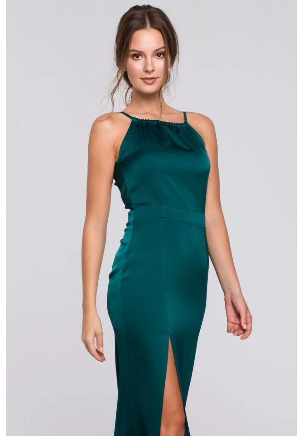 Sukienki.shop - Długa sukienka wieczorowa na wesele błyszcząca halter neck zielona. Okazja: na ślub cywilny, na wesele. Typ kołnierza: dekolt halter. Kolor: zielony. Materiał: satyna. Styl: wizytowy. Długość: maxi