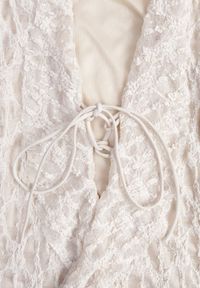 Renee - Beżowa Eteryczna Sukienka z Koronki z Falbankami i Wiązaniem Dianatta. Okazja: na co dzień. Typ kołnierza: kołnierz z falbankami. Kolor: beżowy. Materiał: koronka. Wzór: koronka. Styl: casual, elegancki, boho #3