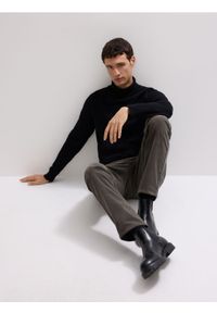 Reserved - Golf z wełny merino - czarny. Typ kołnierza: golf. Kolor: czarny. Materiał: wełna