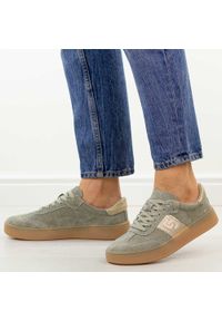 Khaki skórzane półbuty damskie Filippo Dp7543/26. Okazja: na co dzień. Nosek buta: okrągły. Kolor: brązowy. Materiał: skóra, nubuk. Szerokość cholewki: normalna. Sezon: wiosna, jesień, lato. Styl: casual, elegancki, klasyczny #1