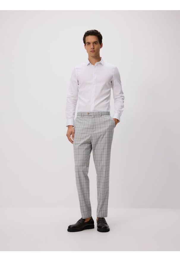 Reserved - Gładka koszula super slim fit - biały. Kolor: biały. Materiał: bawełna, tkanina. Wzór: gładki