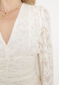 Born2be - Beżowa Sukienka Mini z Tkaniny Plumeti z Marszczeniem Werenia. Okazja: na co dzień. Typ kołnierza: dekolt w kształcie V. Kolor: beżowy. Materiał: tkanina. Styl: casual, elegancki, klasyczny. Długość: mini #3