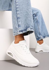 Renee - Białe Sportowe Sneakersy z Ekoskóry Sznurowane z Grubą Podeszwą Air Westar. Okazja: na co dzień. Zapięcie: sznurówki. Kolor: biały. Materiał: jeans #1