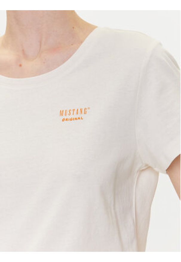 Mustang T-Shirt Alma 1016155 Biały Regular Fit. Kolor: biały. Materiał: bawełna