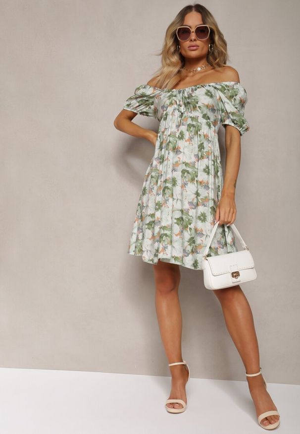 Renee - Zielono-Beżowa Sukienka z Wiązanym Dekoltem i Bufiastymi Rękawami z Gumką z Tyłu w Kwiatowy Wzór Vikolla. Okazja: na spacer, na co dzień. Kolor: zielony. Materiał: tkanina. Wzór: kwiaty. Sezon: wiosna, lato. Typ sukienki: proste. Styl: casual