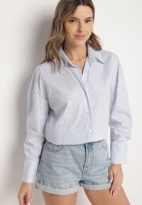 Born2be - Niebieska Bawełniana Koszula Oversize w Prążki Zdobiona Metaliczną Nicią Paserella. Okazja: na co dzień. Typ kołnierza: kołnierzyk klasyczny. Kolor: niebieski. Materiał: bawełna. Długość rękawa: długi rękaw. Długość: długie. Wzór: prążki, aplikacja. Styl: klasyczny, casual, elegancki #7