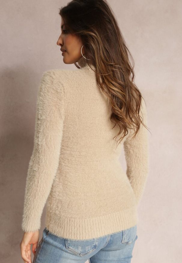 Renee - Beżowy Golf z Dzianiny z Długim Włosem i Dodatkiem Wełny Gerdonna. Typ kołnierza: golf. Kolor: beżowy. Materiał: dzianina, wełna. Długość: długie. Wzór: jednolity. Sezon: zima, jesień