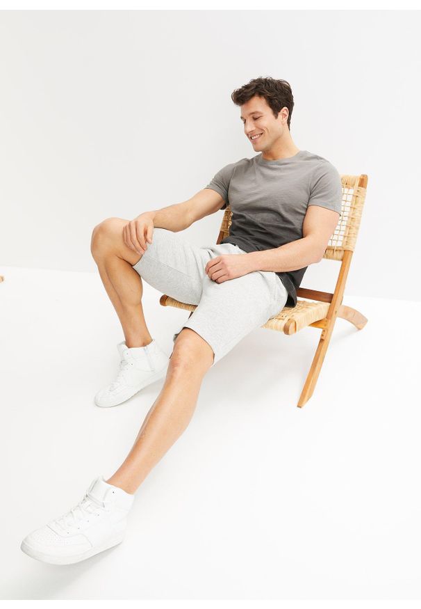 bonprix - T-shirt z czystej bawełny, Slim Fit. Kolor: szary. Materiał: bawełna. Wzór: nadruk