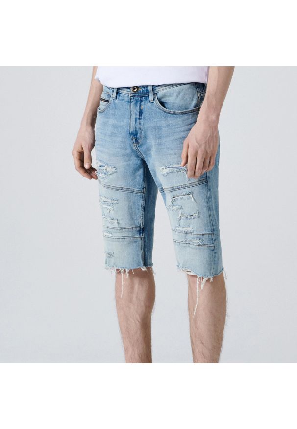 Cropp - Jeansowe szorty slim z dziurami - Niebieski. Kolor: niebieski. Materiał: jeans