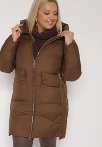 Born2be - Brązowa Długa Pikowana Kurtka z Nieodpinanym Kapturem Mevessia. Okazja: na co dzień. Kolor: brązowy. Materiał: jeans. Długość: długie. Styl: klasyczny, casual, elegancki #1