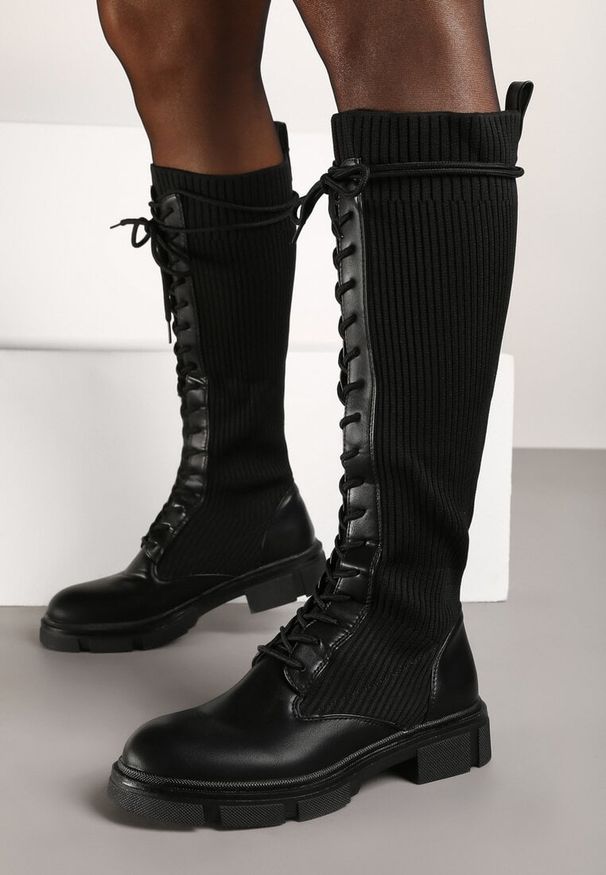 Renee - Czarne Płaskie Kozaki ze Skarpetową Cholewką i Sznurowaniem Sannirael. Okazja: na co dzień. Kolor: czarny. Materiał: jeans. Szerokość cholewki: normalna. Styl: casual, elegancki