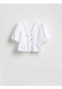 Reserved - Bluzka z ozdobnymi wiązaniami - biały. Kolor: biały. Materiał: bawełna
