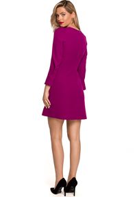 Makover - Elegancka sukienka trapezowa z bufiastymi rękawami krótka fioletowa. Okazja: na imprezę. Kolor: fioletowy. Typ sukienki: trapezowe. Styl: elegancki. Długość: mini #2