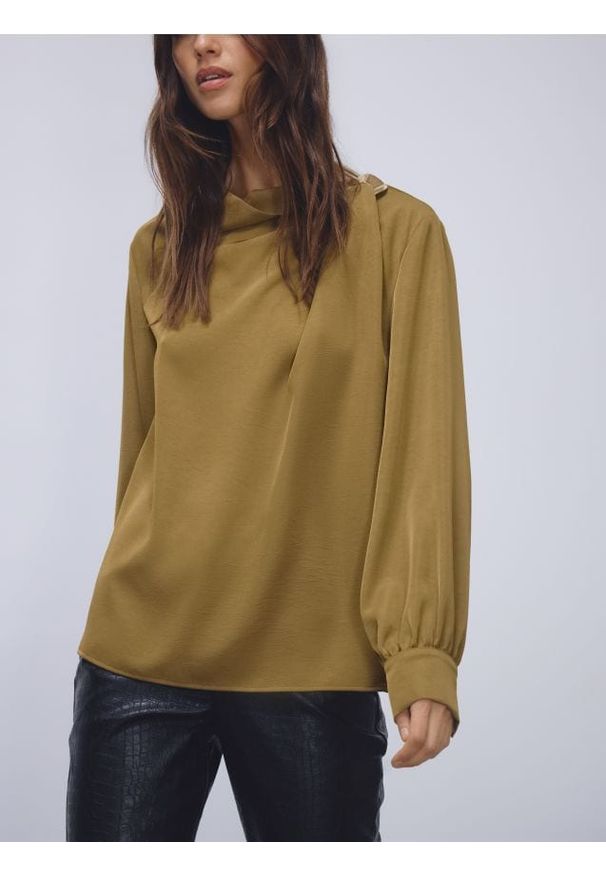 Reserved - Bluzka z ozdobnym detalem - oliwkowy. Kolor: oliwkowy. Materiał: tkanina