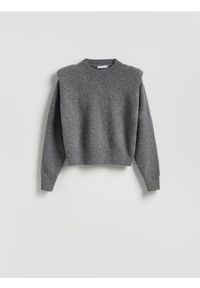 Reserved - Sweter z poduszkami na ramionach - szary. Kolor: szary. Materiał: dzianina, wełna