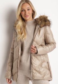 Born2be - Beżowa Pikowana Kurtka z Kapturem i Odpinanym Futerkiem Sagisia. Okazja: na co dzień. Typ kołnierza: kaptur. Kolor: beżowy. Materiał: futro. Długość rękawa: długi rękaw. Długość: długie. Styl: casual, elegancki #5