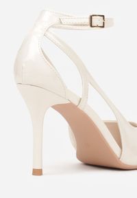 Born2be - Jasnobeżowe Lakierowane Szpilki Ozdobione Wycięciami Ynisorin. Okazja: na co dzień. Zapięcie: sprzączka. Kolor: beżowy. Materiał: lakier. Wzór: aplikacja. Obcas: na szpilce. Styl: klasyczny, casual, elegancki #3