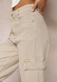 Renee - Ciemnobeżowe Jeansy Cargo High Waist z Kieszeniami Anora. Stan: podwyższony. Kolor: beżowy. Wzór: aplikacja