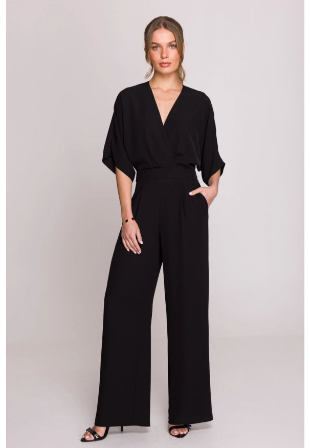 Stylove - Elegancki kombinezon damski z kopertowym dekoltem czarny. Okazja: na wesele, na ślub cywilny, na imprezę. Kolor: czarny. Typ sukienki: kopertowe. Styl: elegancki