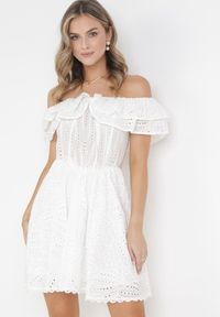 Born2be - Biała Rozkloszowana Sukienka Mini Hiszpanka z Gumką w Pasie i Ozdobnym Haftem Lenia. Typ kołnierza: dekolt hiszpanka. Kolor: biały. Materiał: tkanina. Wzór: haft. Długość: mini