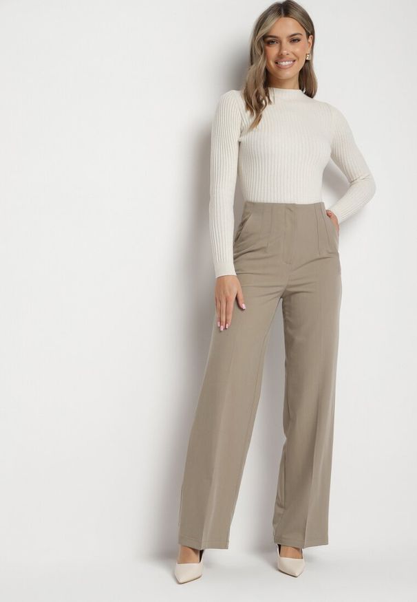 Born2be - Ciemnobeżowe Spodnie Garniturowe o Szerokim Fasonie z Imitacją Kieszeni Irindale. Okazja: do pracy, na spotkanie biznesowe. Stan: podwyższony. Kolor: beżowy. Materiał: tkanina. Styl: klasyczny, elegancki, biznesowy