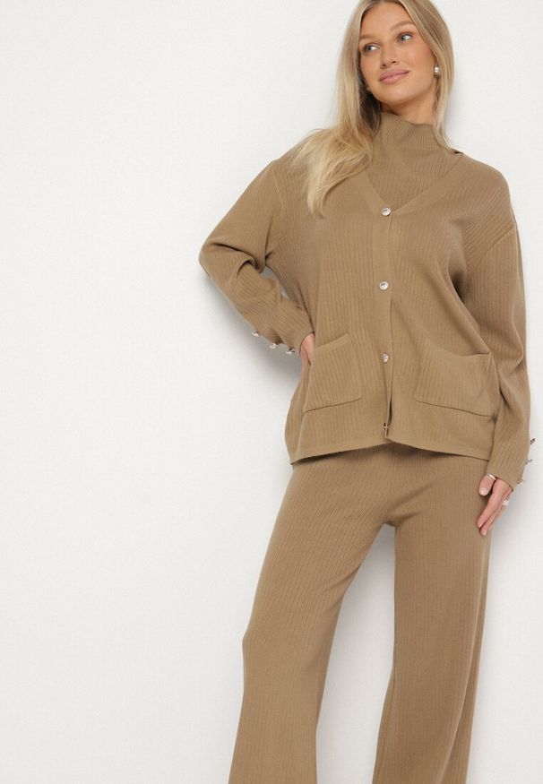 Born2be - Beżowy Dzianinowy Komplet z Bawełną Spodnie Kardigan i Bluzka z Golfem Ralinada. Kolor: beżowy. Materiał: bawełna, dzianina