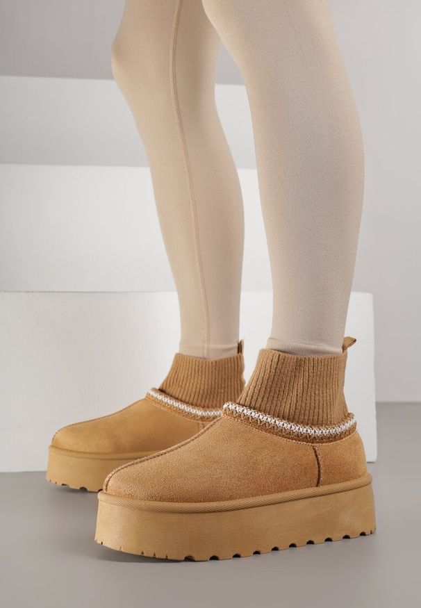 Born2be - Jasnobrązowe Śniegowce VICES na Grubej Podeszwie z Haftem i Skarpetkową Cholewką Enantia. Okazja: na co dzień. Kolor: brązowy. Materiał: jeans. Szerokość cholewki: normalna. Wzór: haft. Styl: elegancki, casual