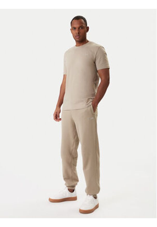 Guess Spodnie dresowe Z6RB12 KAIJ1 Beżowy Regular Fit. Kolor: beżowy. Materiał: bawełna