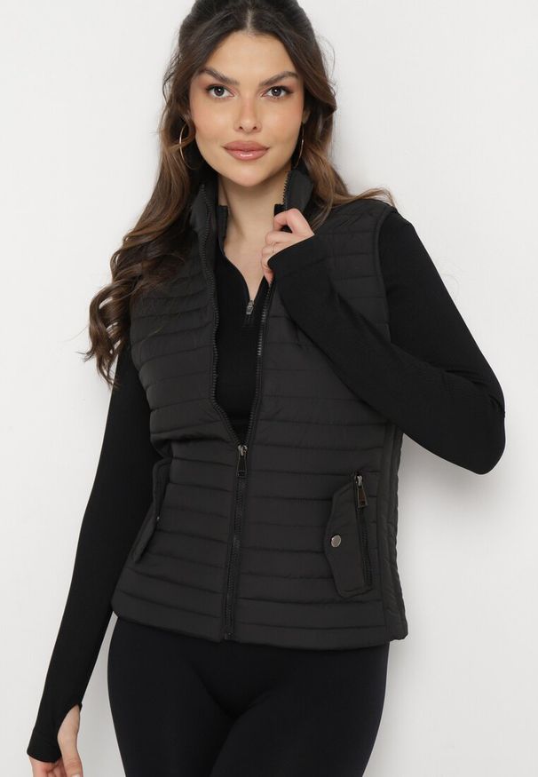 Born2be - Czarna Kamizelka z Pikowaniem i Zasuwanymi Kieszeniami z Klapką Tincalla. Kolor: czarny. Długość rękawa: bez rękawów. Styl: klasyczny